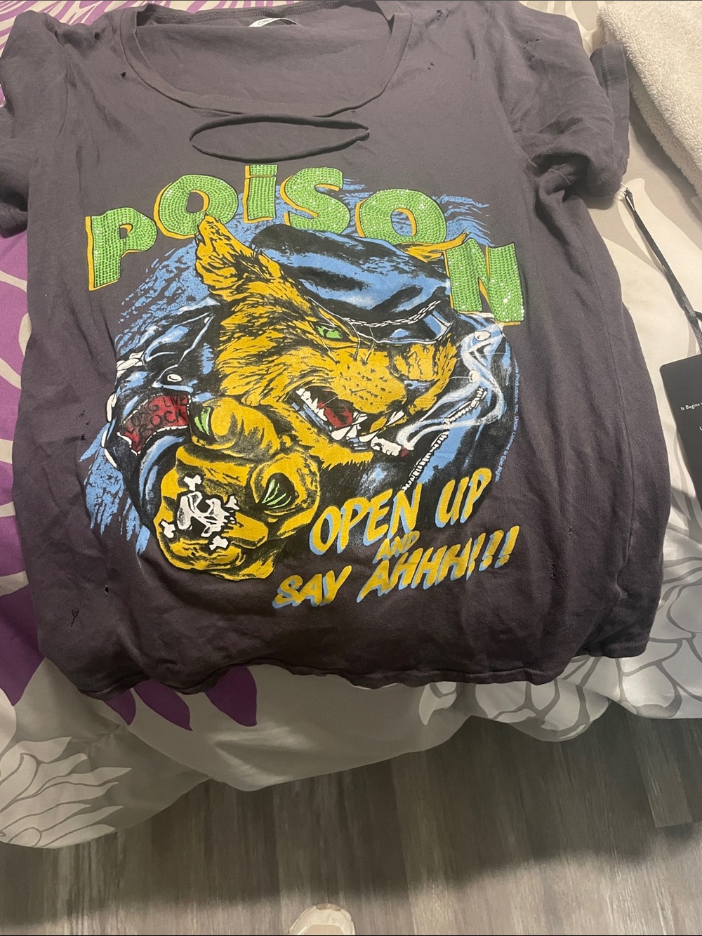 Poison graphic crystal Tee with Yellow Cat Print - Black